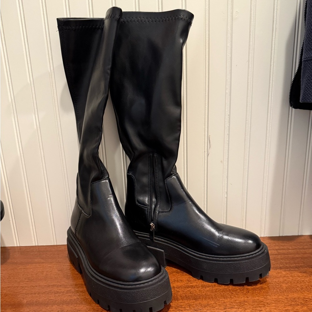 Women’s knee high black leather boots size 38 gently used